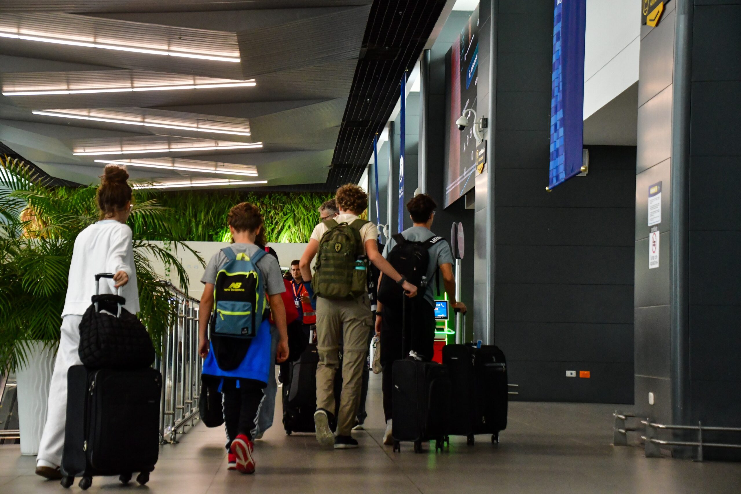 Turistas internacionales en un aeropuerto de Colombia durante 2025, impulsando el crecimiento del turismo en el país.